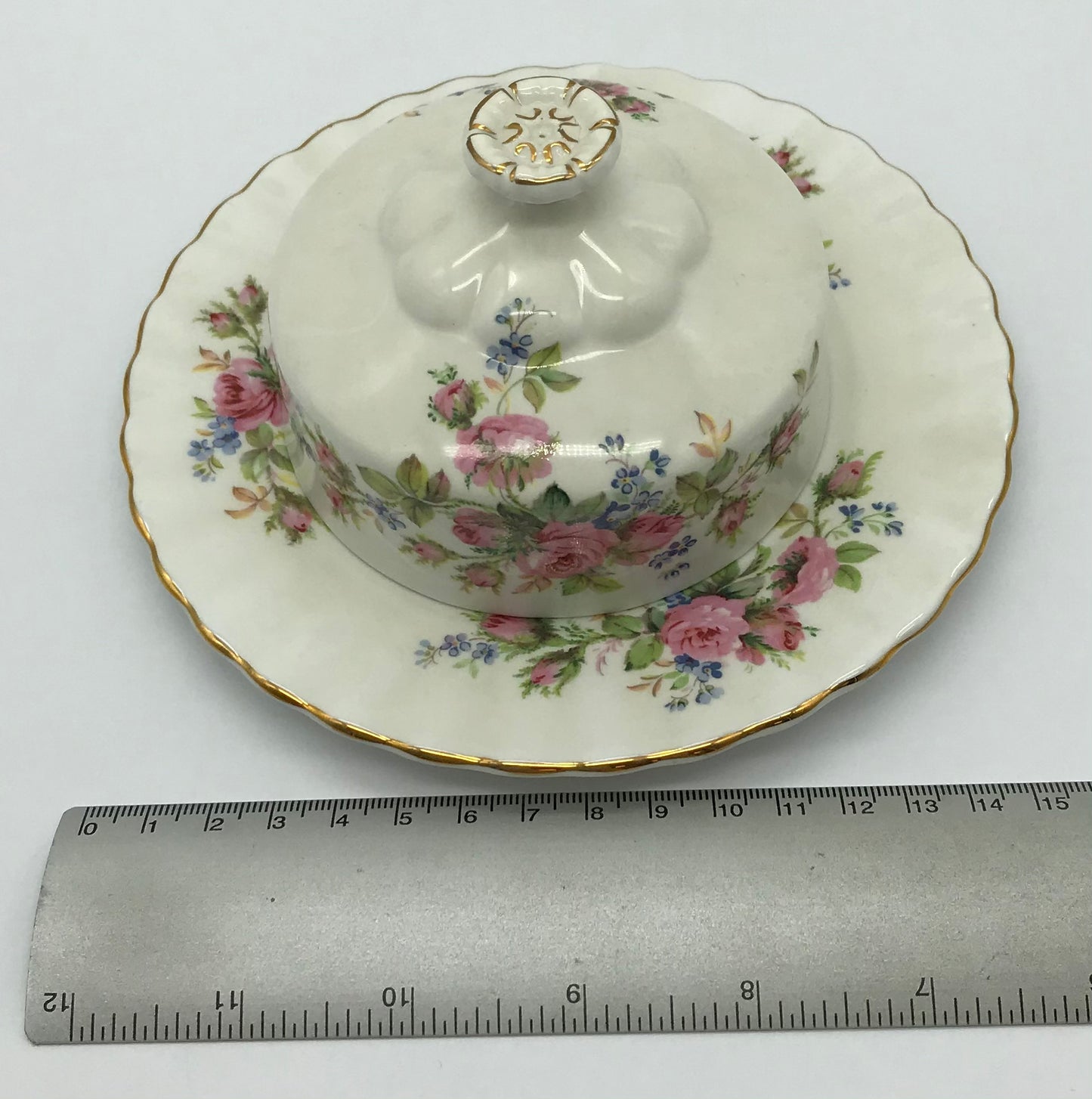Royal Albert-Porzellan-Bone China-England-Moss Rose, Butterdose, Teller mit Haube