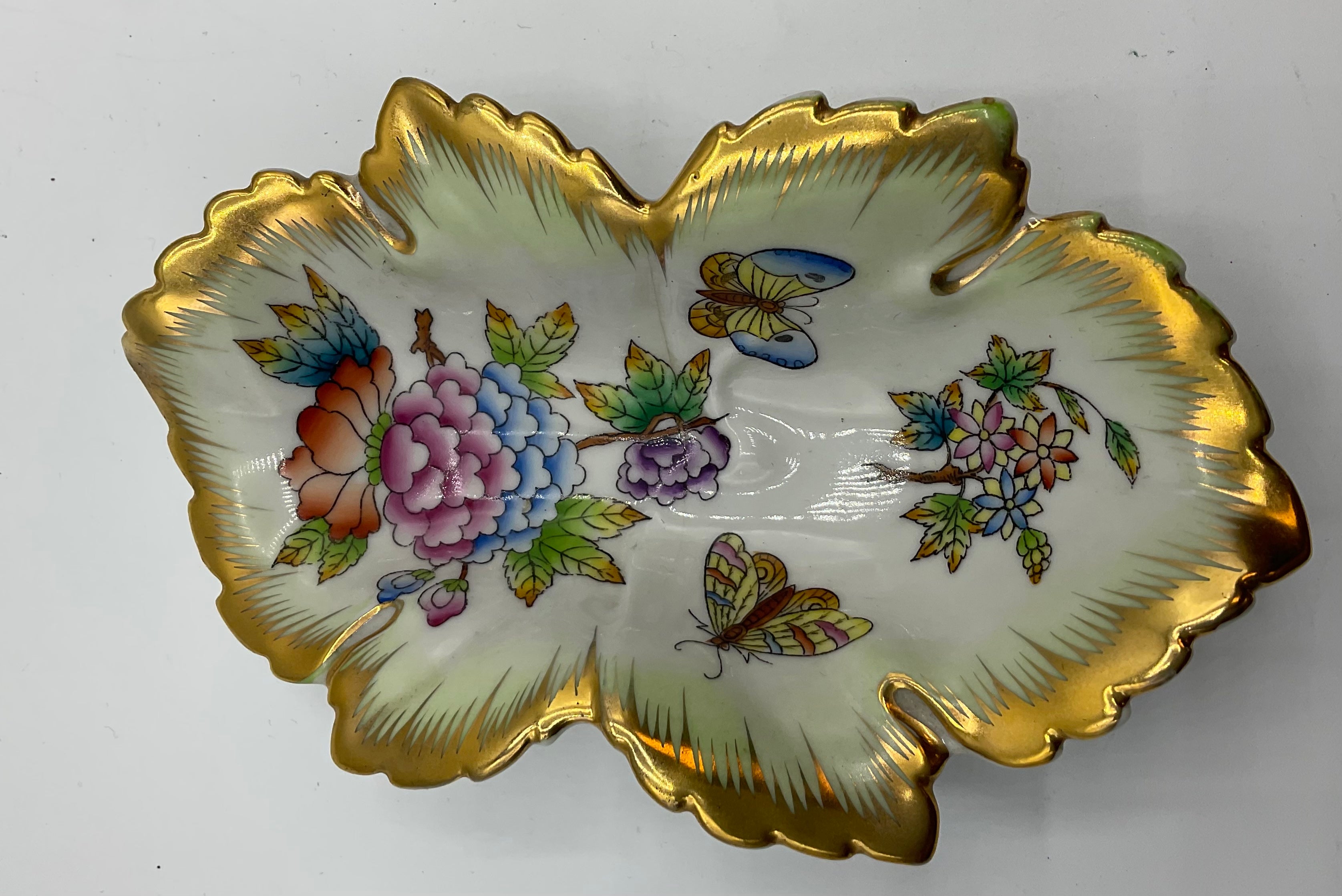 2 Stk. HEREND Hungary - Blattschale mit Blumen- und Schmetterlingsdekor