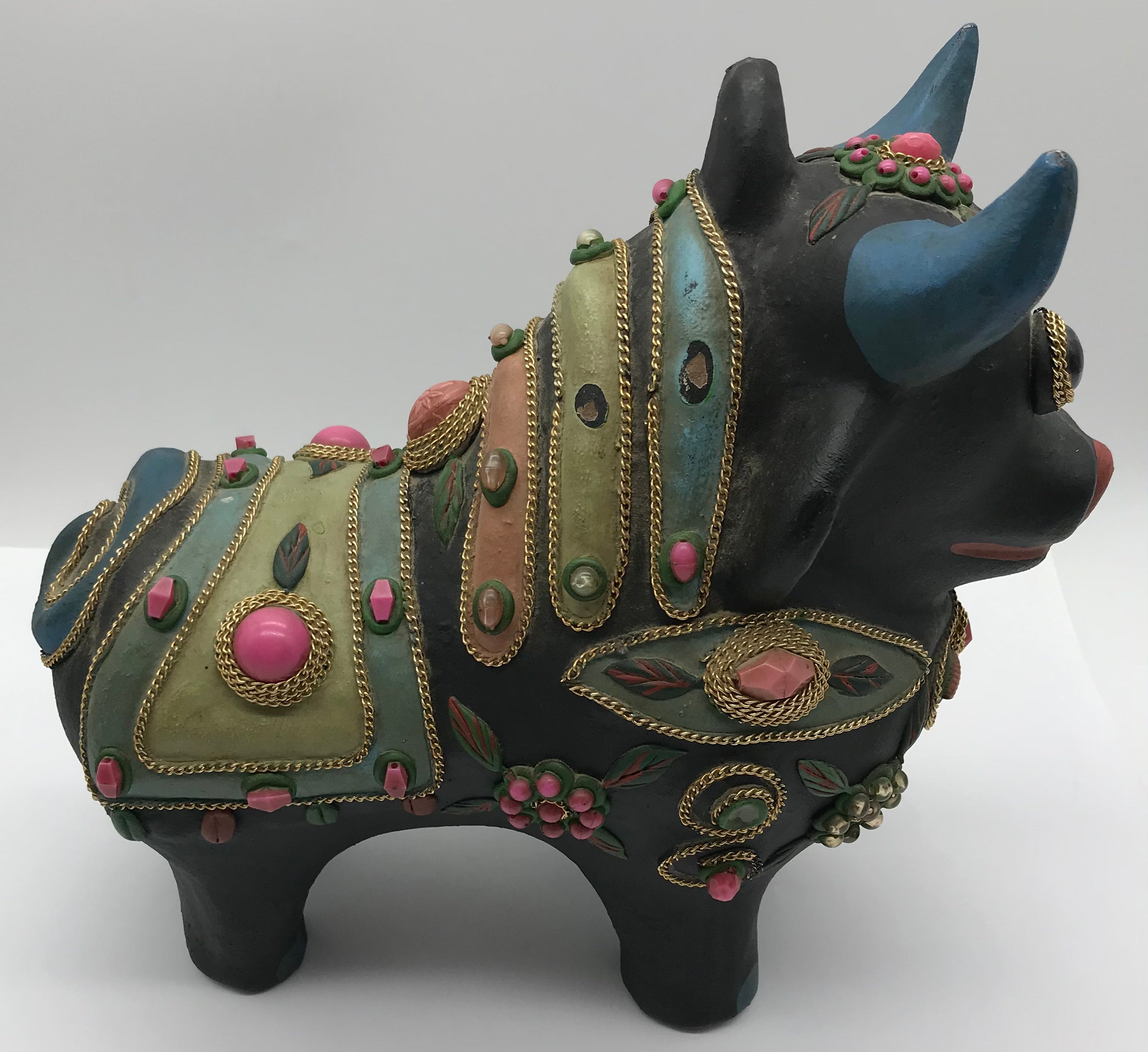 Stierfigur mit Steinen, Volkskunst, handbemalt