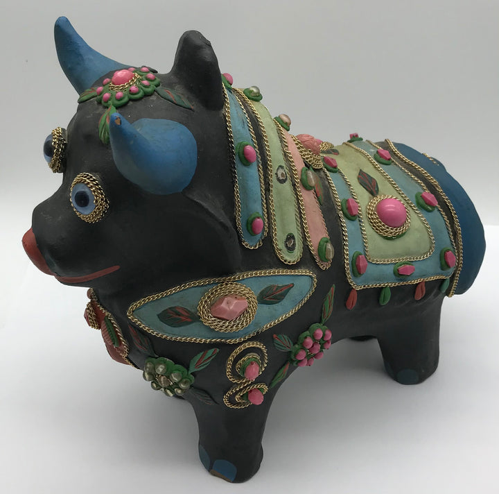 Stierfigur mit Steinen, Volkskunst, handbemalt