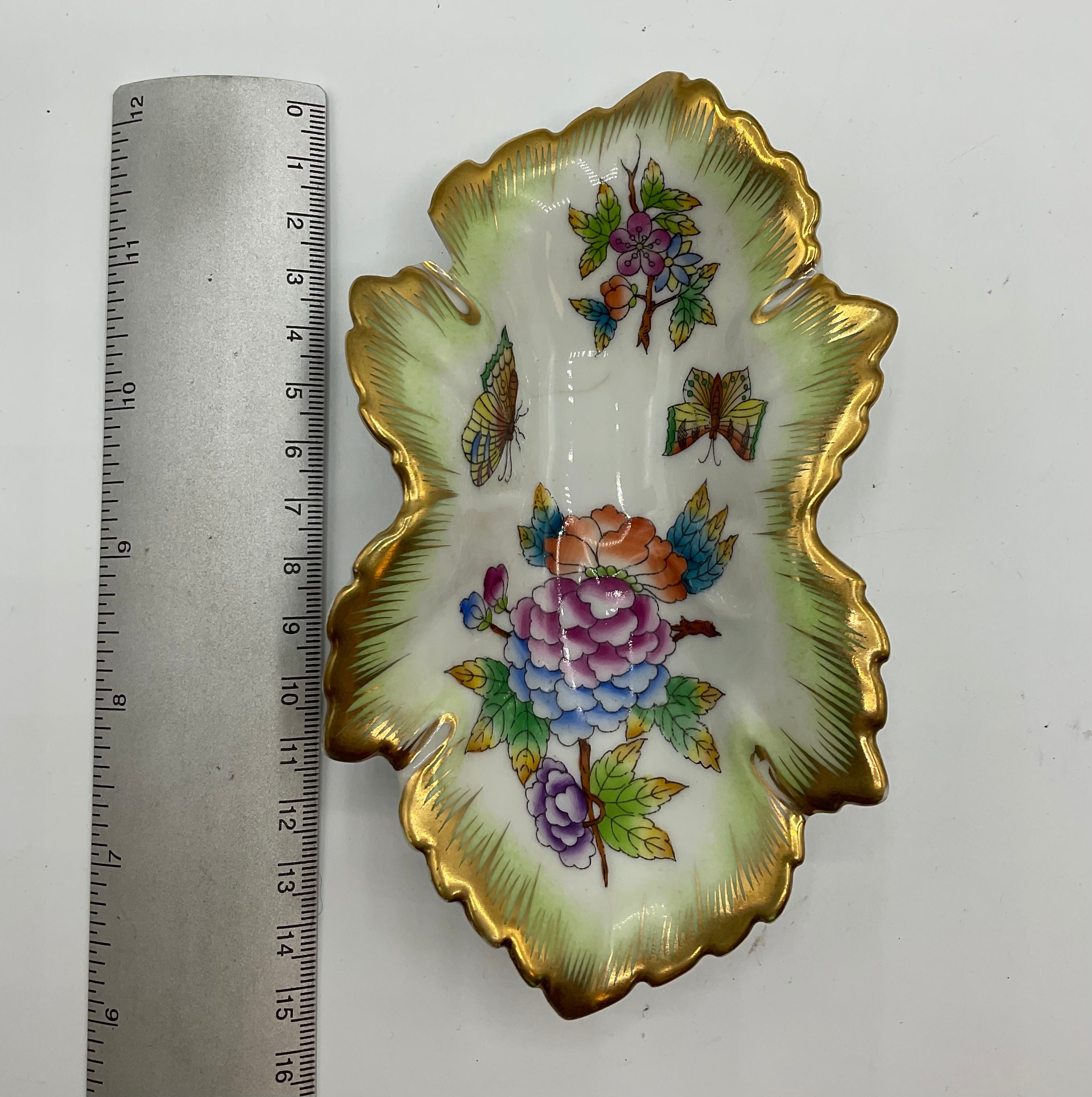 2 Stk. HEREND Hungary - Blattschale mit Blumen- und Schmetterlingsdekor