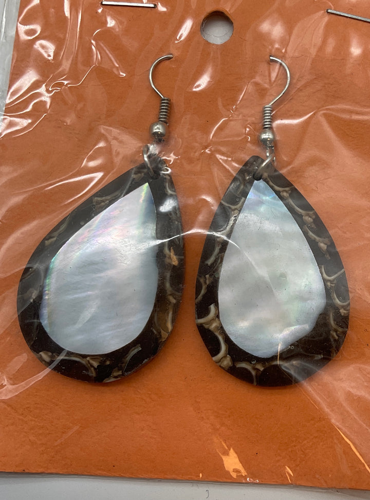 Ohrringe aus Holz, braun und perlmuttfarben,