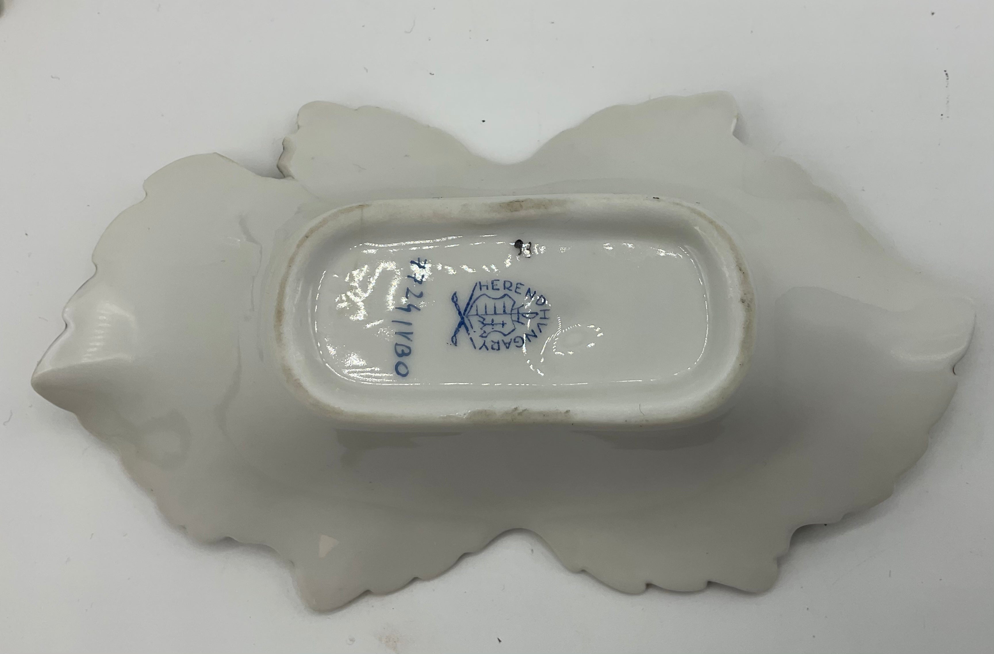 2 Stk. HEREND Hungary - Blattschale mit Blumen- und Schmetterlingsdekor