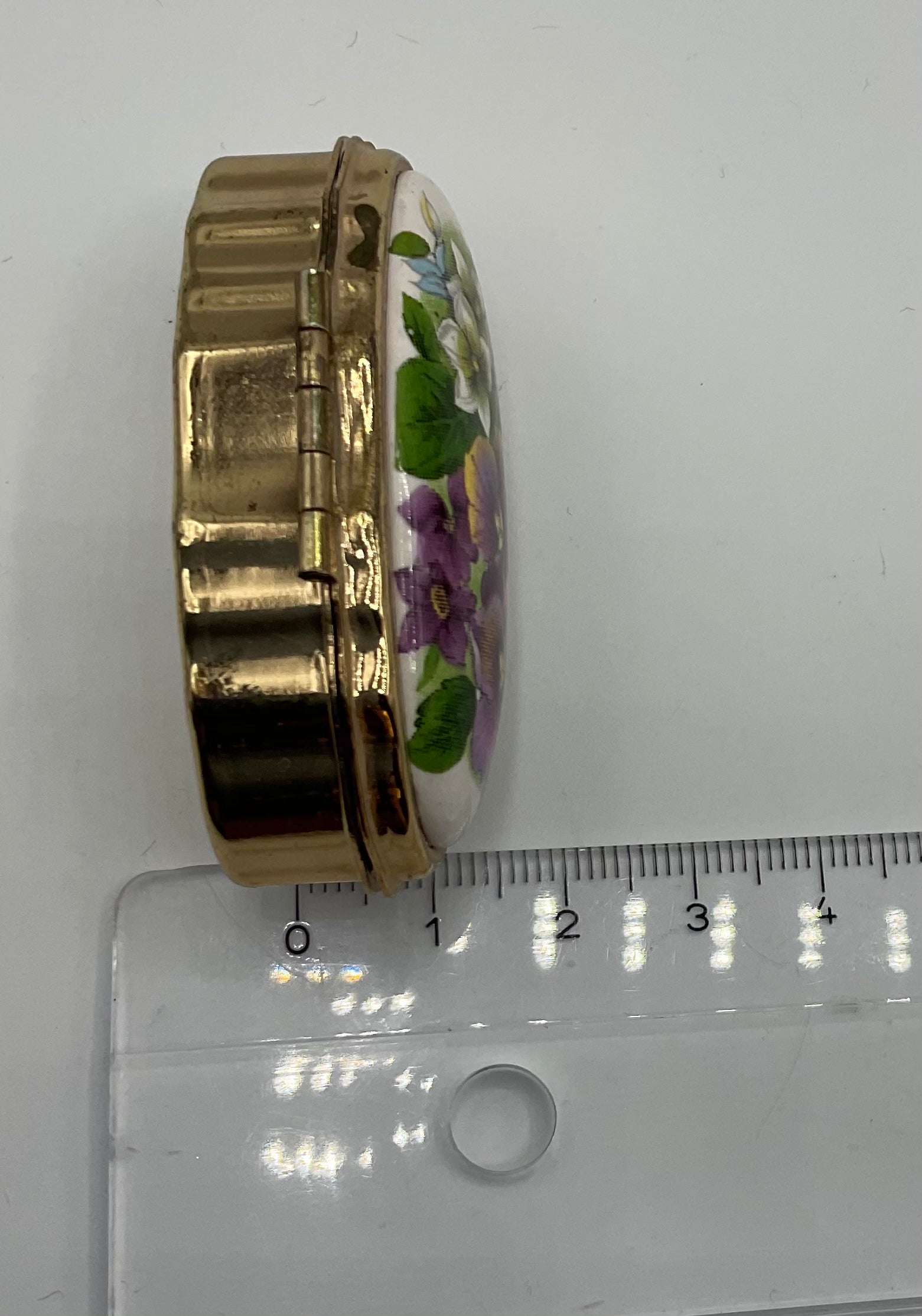 Pillendose, Goldfarbend mit zwei Fächern, und Spiegel, Pillen  Box