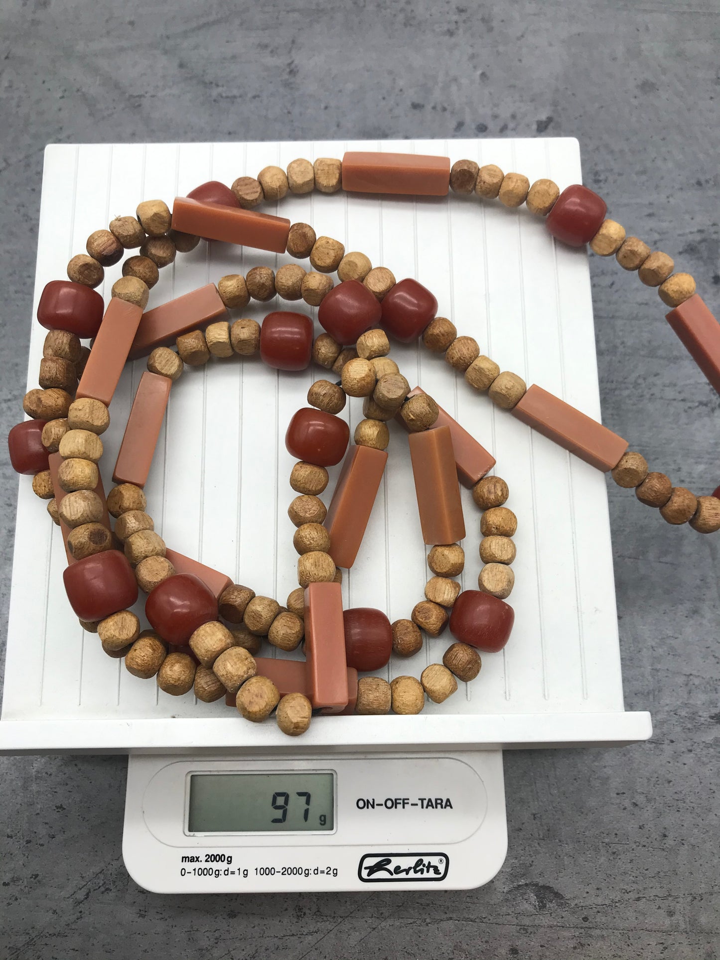 Dekorative Kette, Kette mit Holzperlen, orange, rot farben