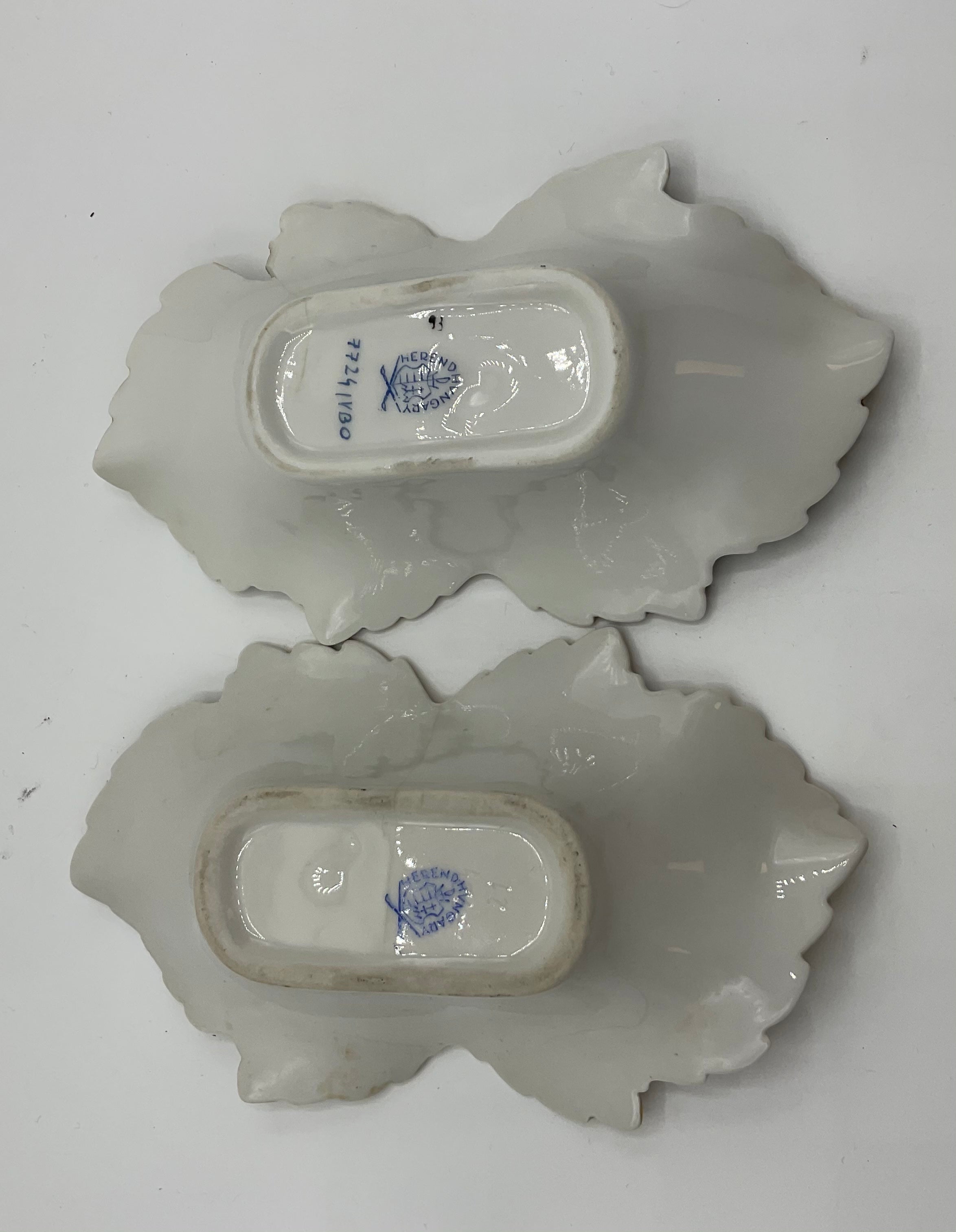 2 Stk. HEREND Hungary - Blattschale mit Blumen- und Schmetterlingsdekor