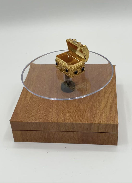 kleines Pillendöschen, goldfarbend, verziert