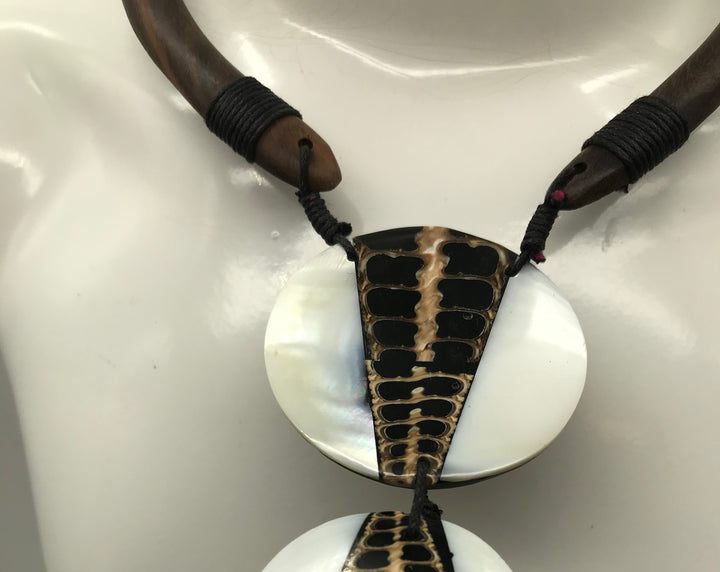 Kette aus Holz, Afrikanischer Look, runde Anhänger, Perlsmuttfarbend, beige, schwarz