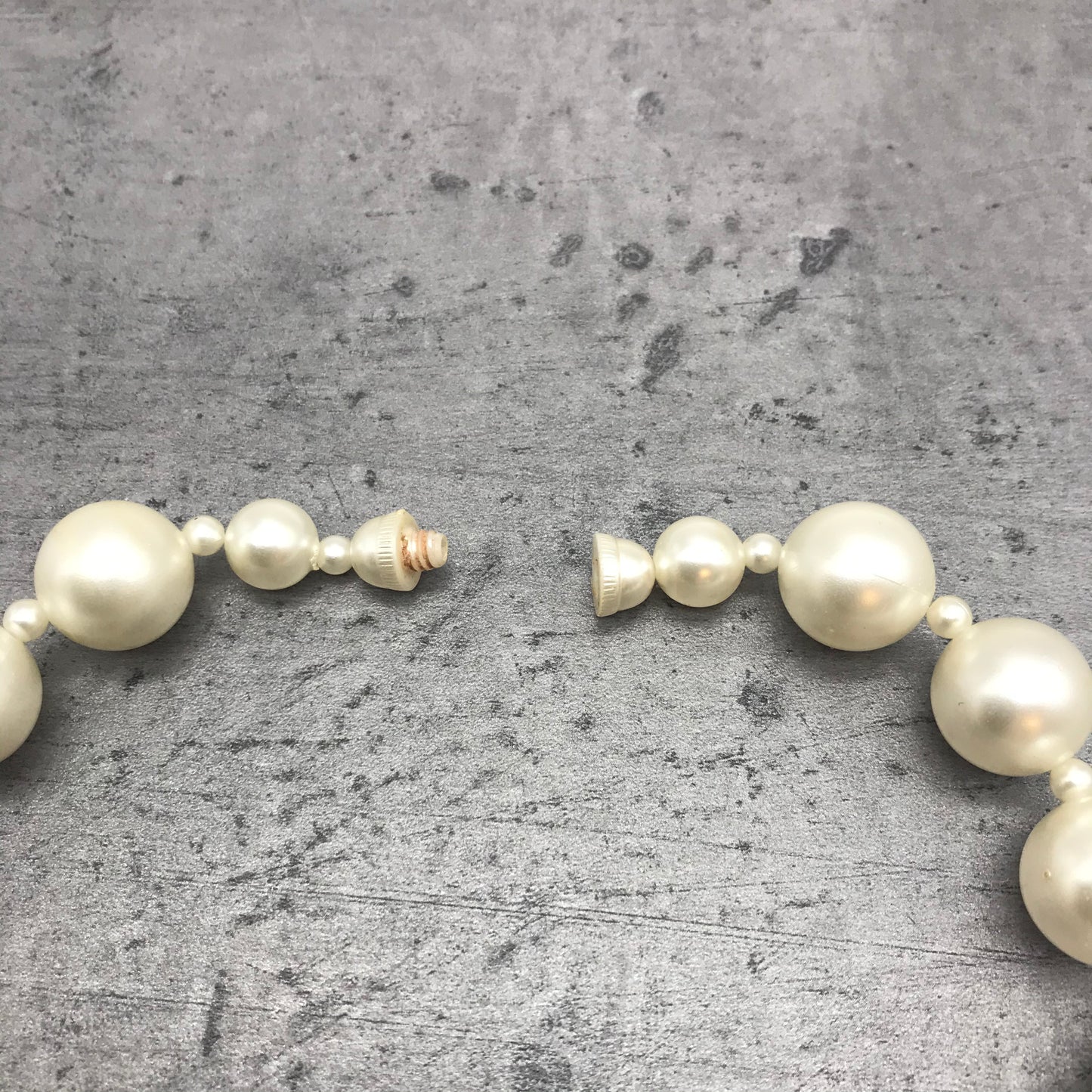 Dekorative Kette, Kette mit Perlen, weiß creme farben