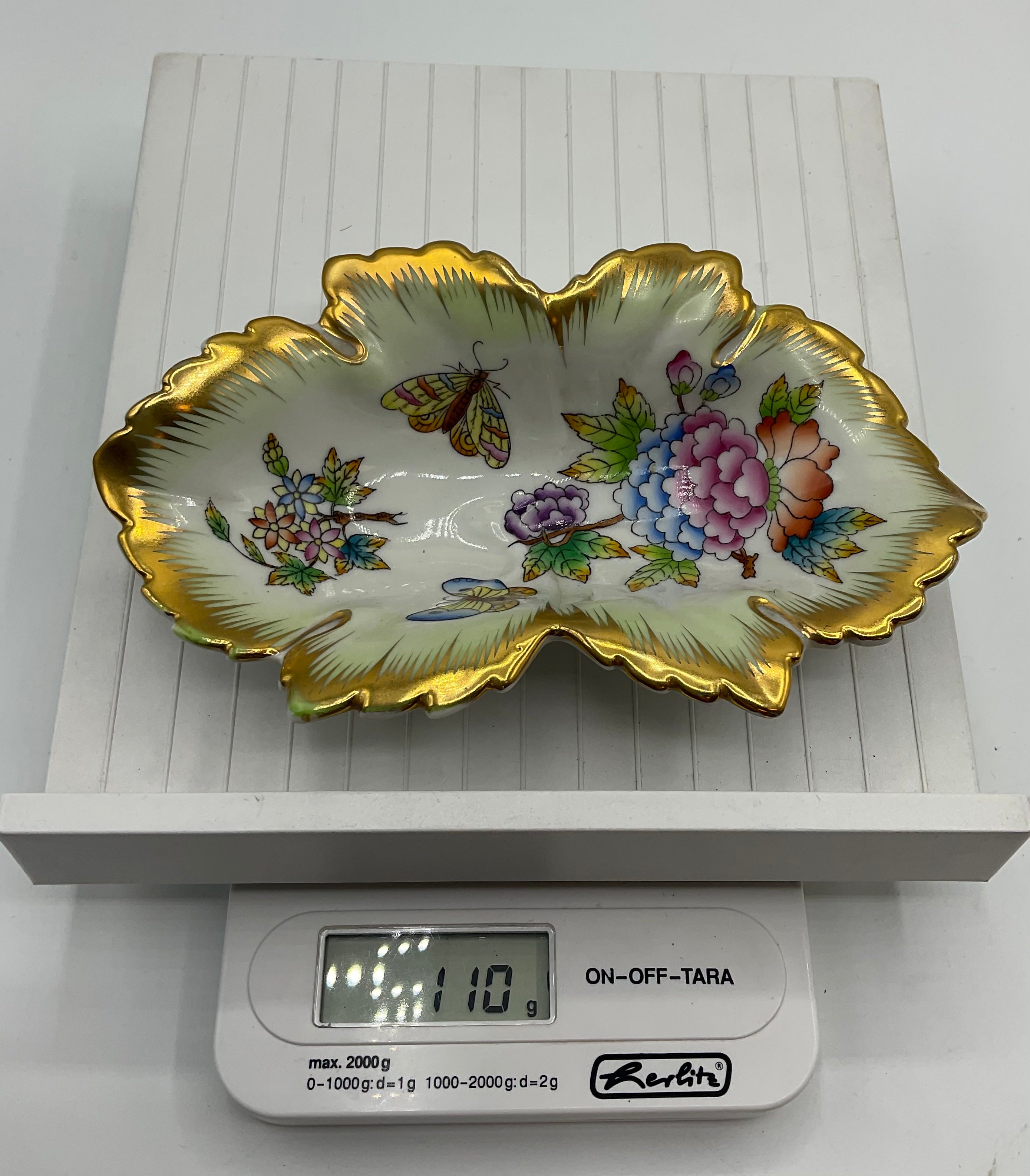 2 Stk. HEREND Hungary - Blattschale mit Blumen- und Schmetterlingsdekor