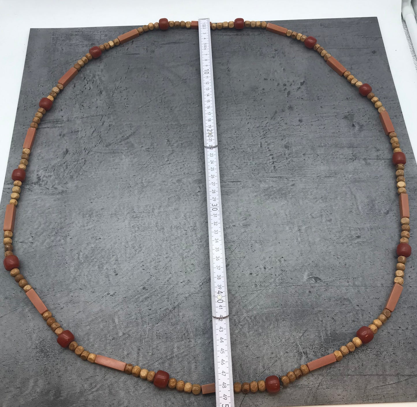 Dekorative Kette, Kette mit Holzperlen, orange, rot farben