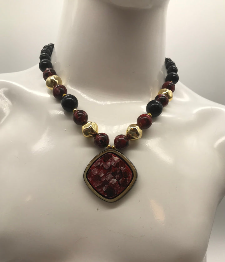 Dekorative Kette, Kette mit Perlen,  gold, rot, schwarz farben