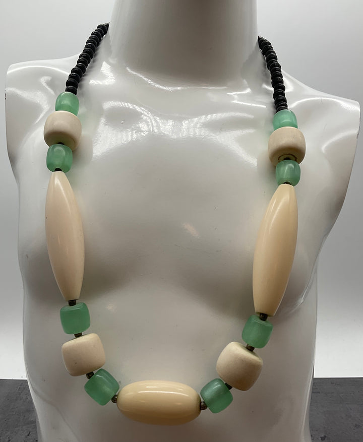 Dekorative Kette, Kette mit Perlen, creme, türkis, schwarz farben