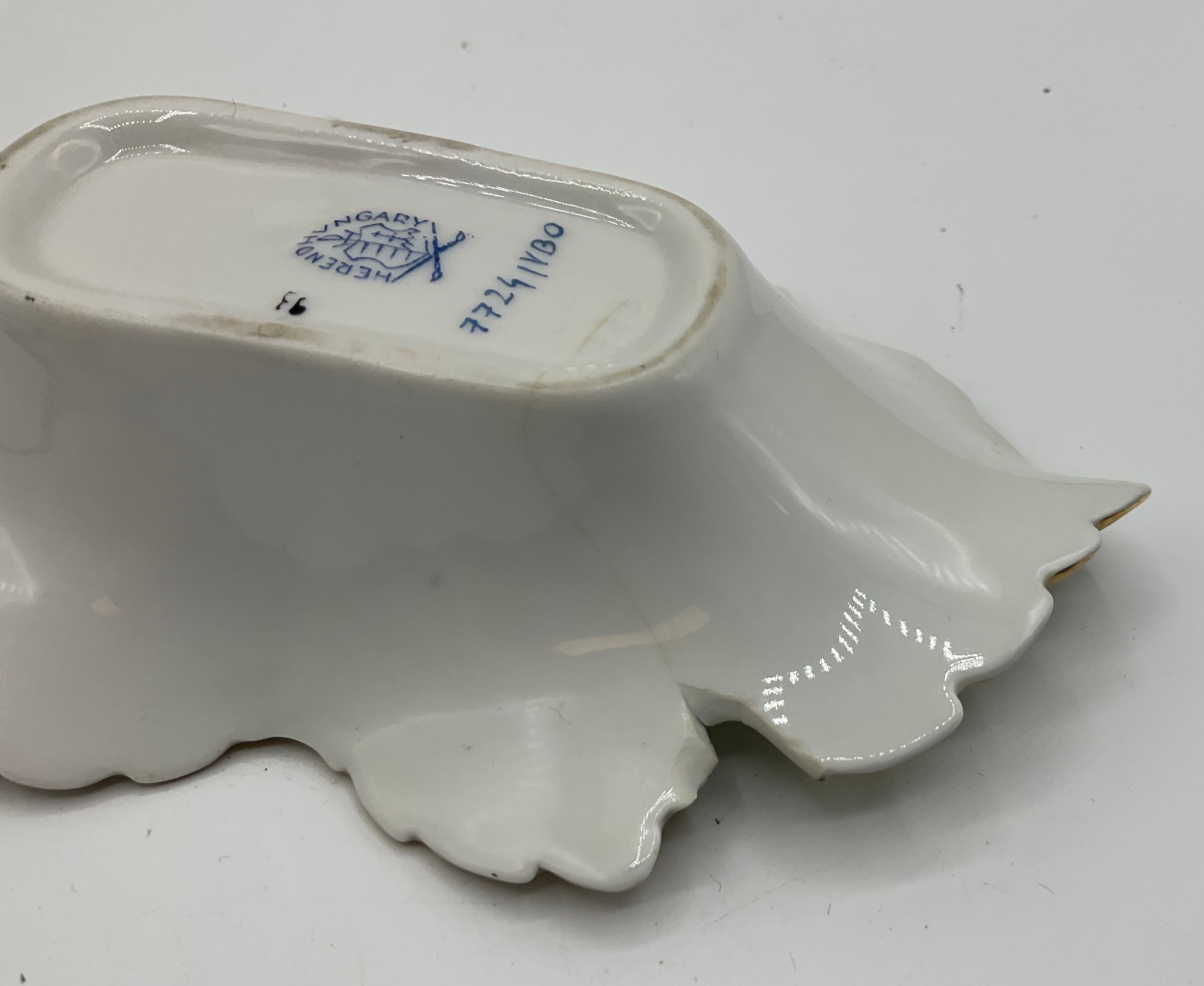 2 Stk. HEREND Hungary - Blattschale mit Blumen- und Schmetterlingsdekor