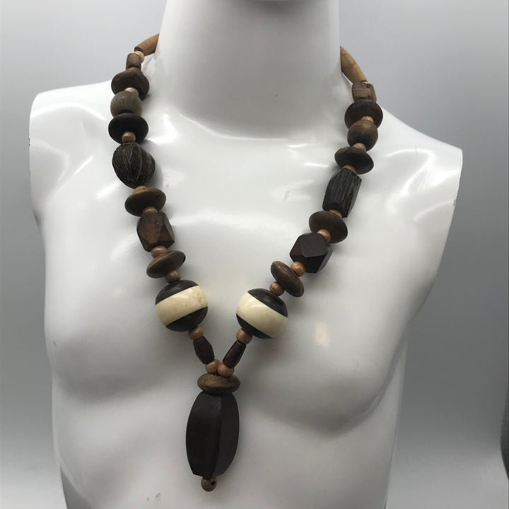 Dekorative Kette, Kette mit Perlen, holz