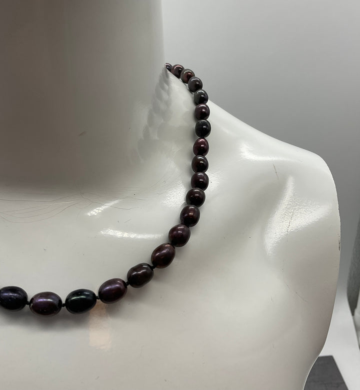 Modeschmuck Perlenkette, dunkellila, beerenfarbend, goldfarbener Magnetverschluss