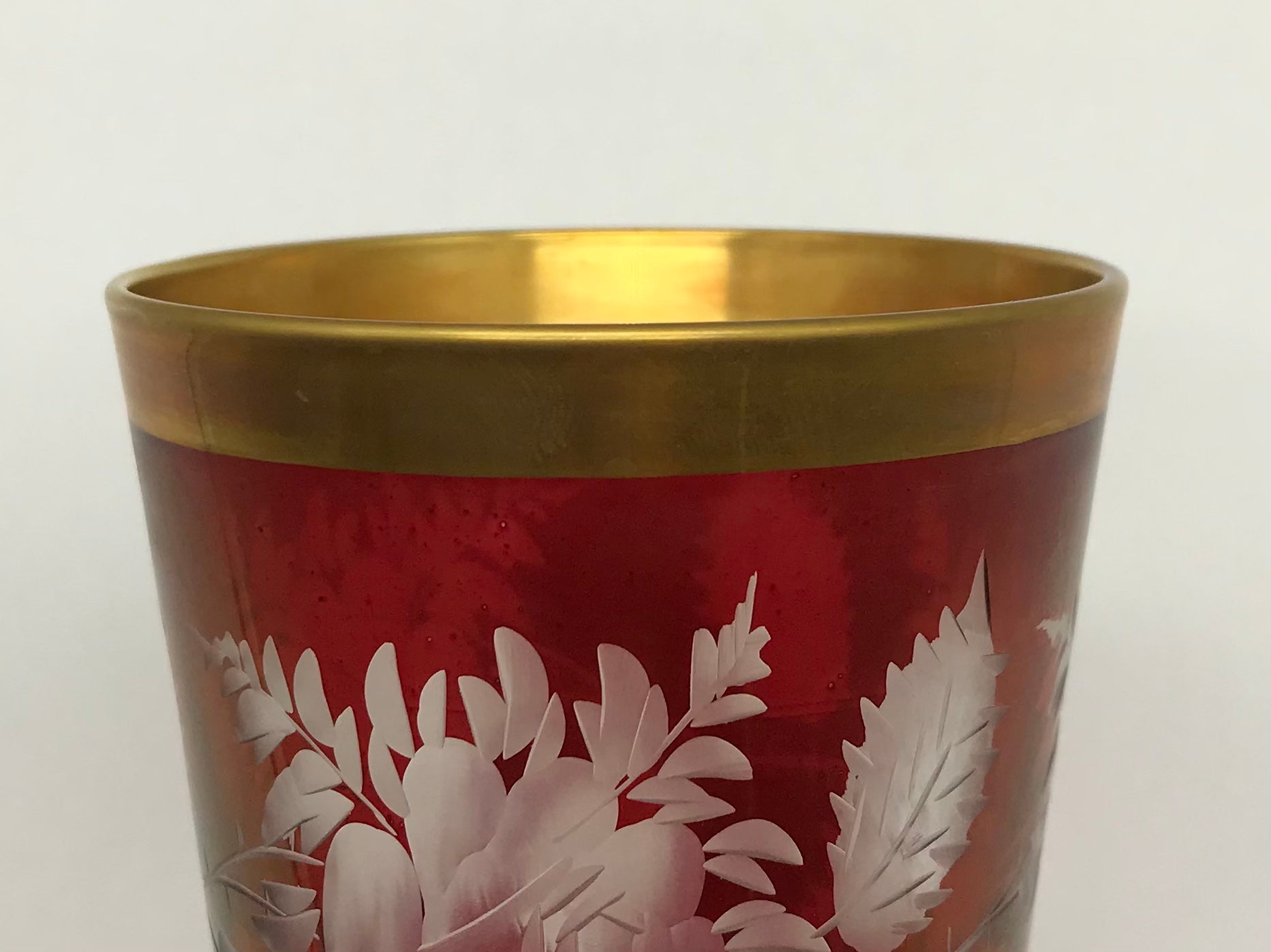 Dekorglas Bleikristall Glas/Vase Rot gefärbt mit Goldrand handgeschliffen, Lieckel