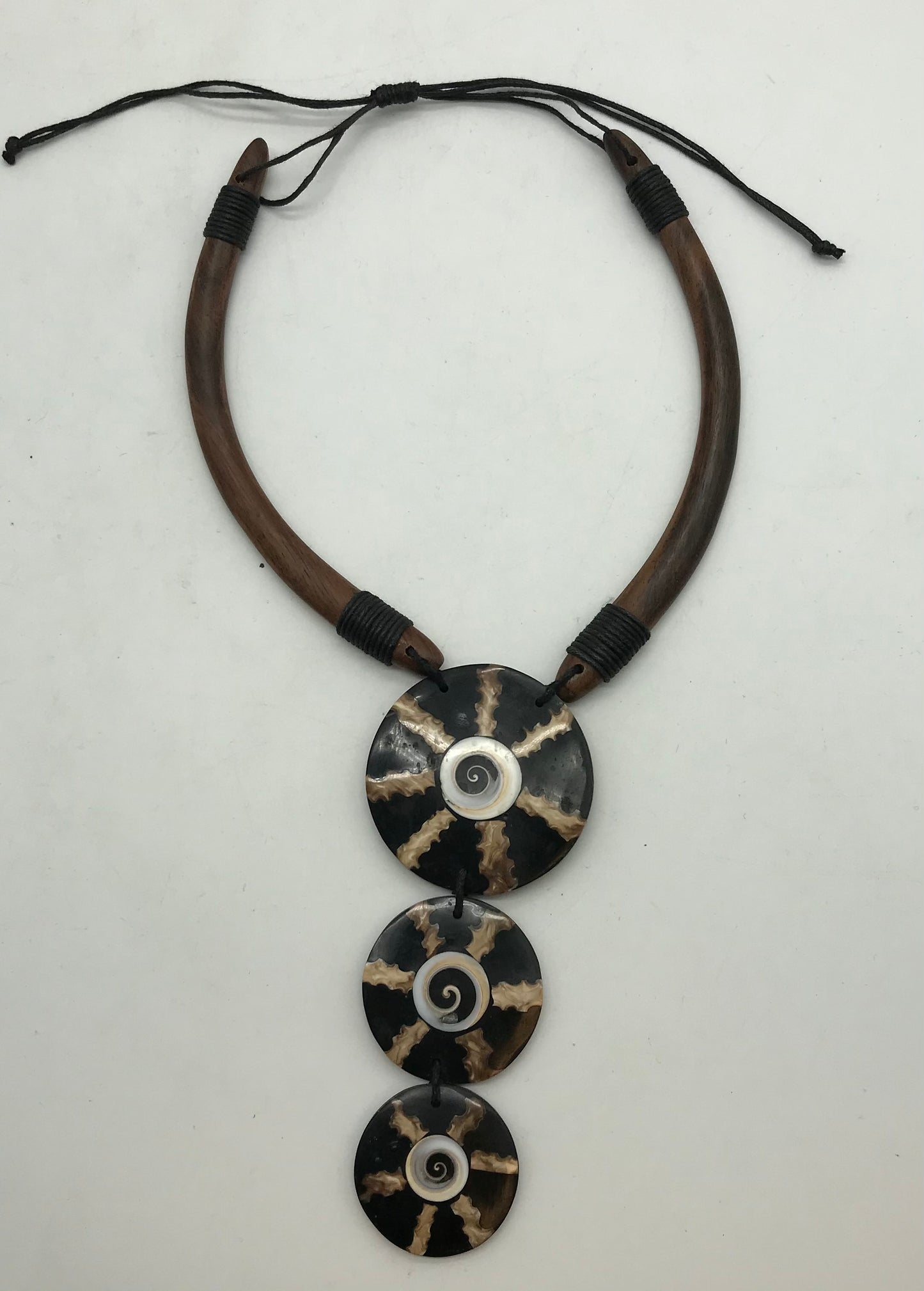Kette aus Holz, Afrikanischer Look, runde Anhänger, Muschelmotiv