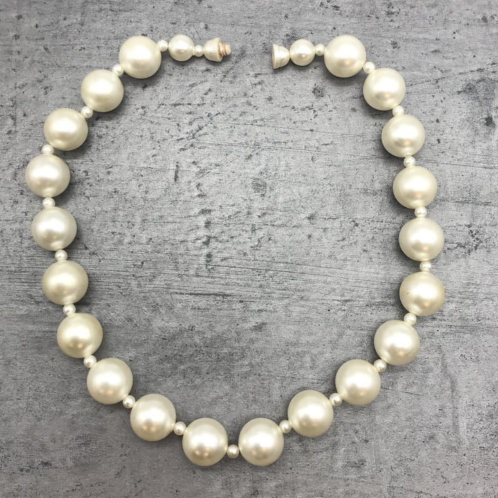 Dekorative Kette, Kette mit Perlen, weiß creme farben