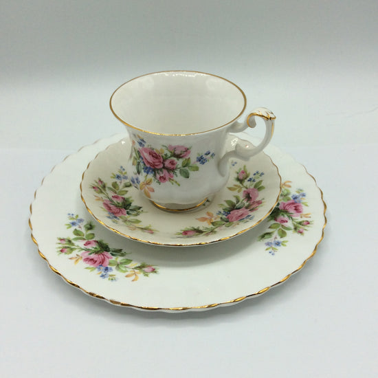 Royal Albert MOSS ROSE Kaffeegedeck 3tlg. Sammeltasse Bone China England