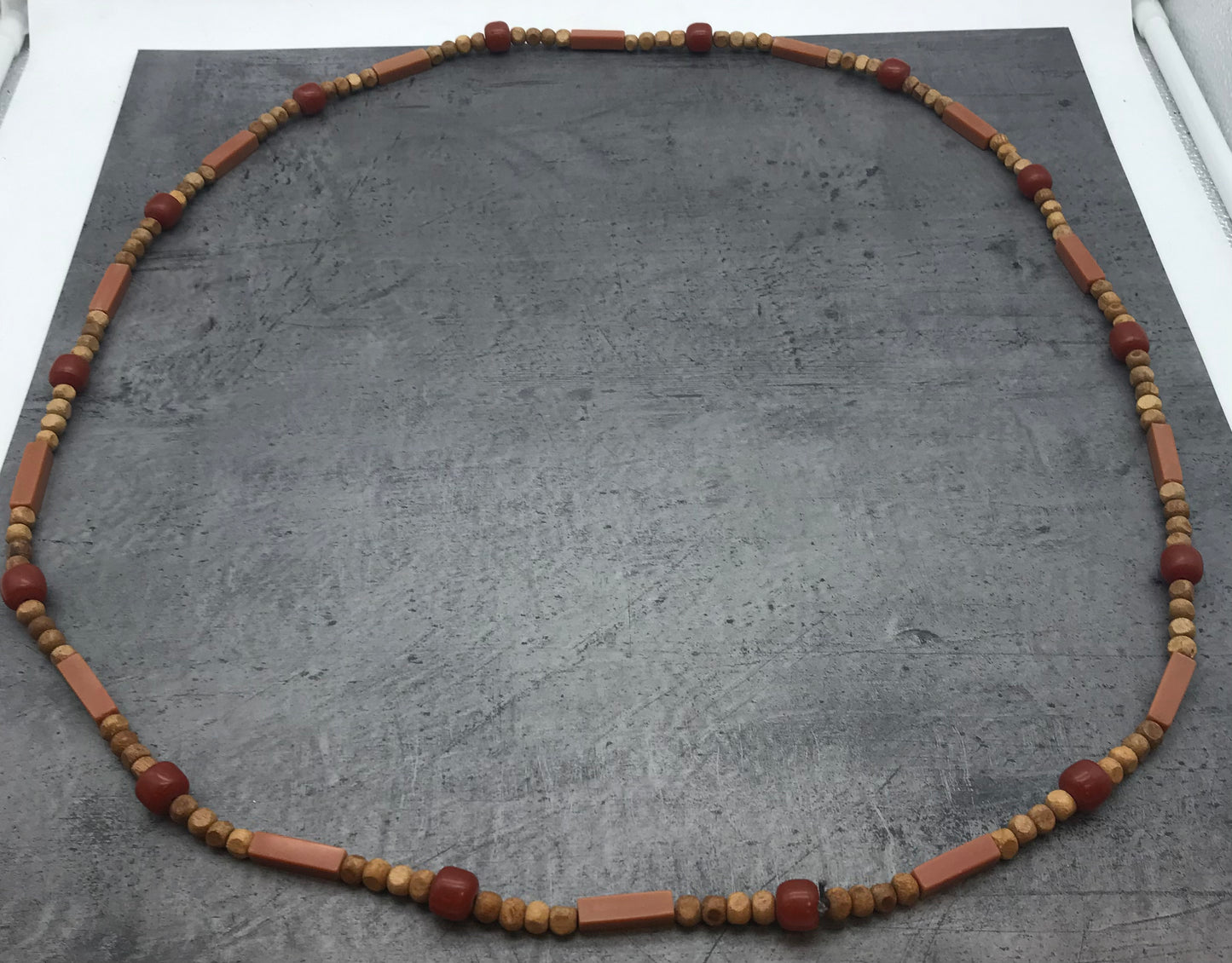 Dekorative Kette, Kette mit Holzperlen, orange, rot farben