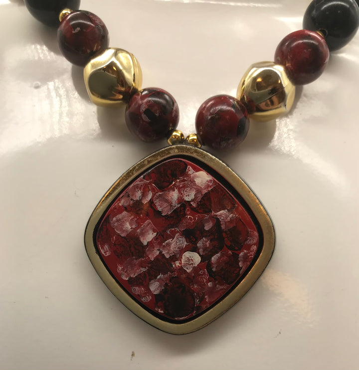 Dekorative Kette, Kette mit Perlen,  gold, rot, schwarz farben