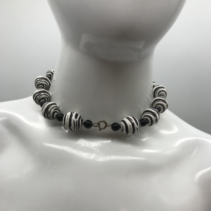 Dekorative Kette, Kette mit Perlen, schwarz weiß farben, geringelt