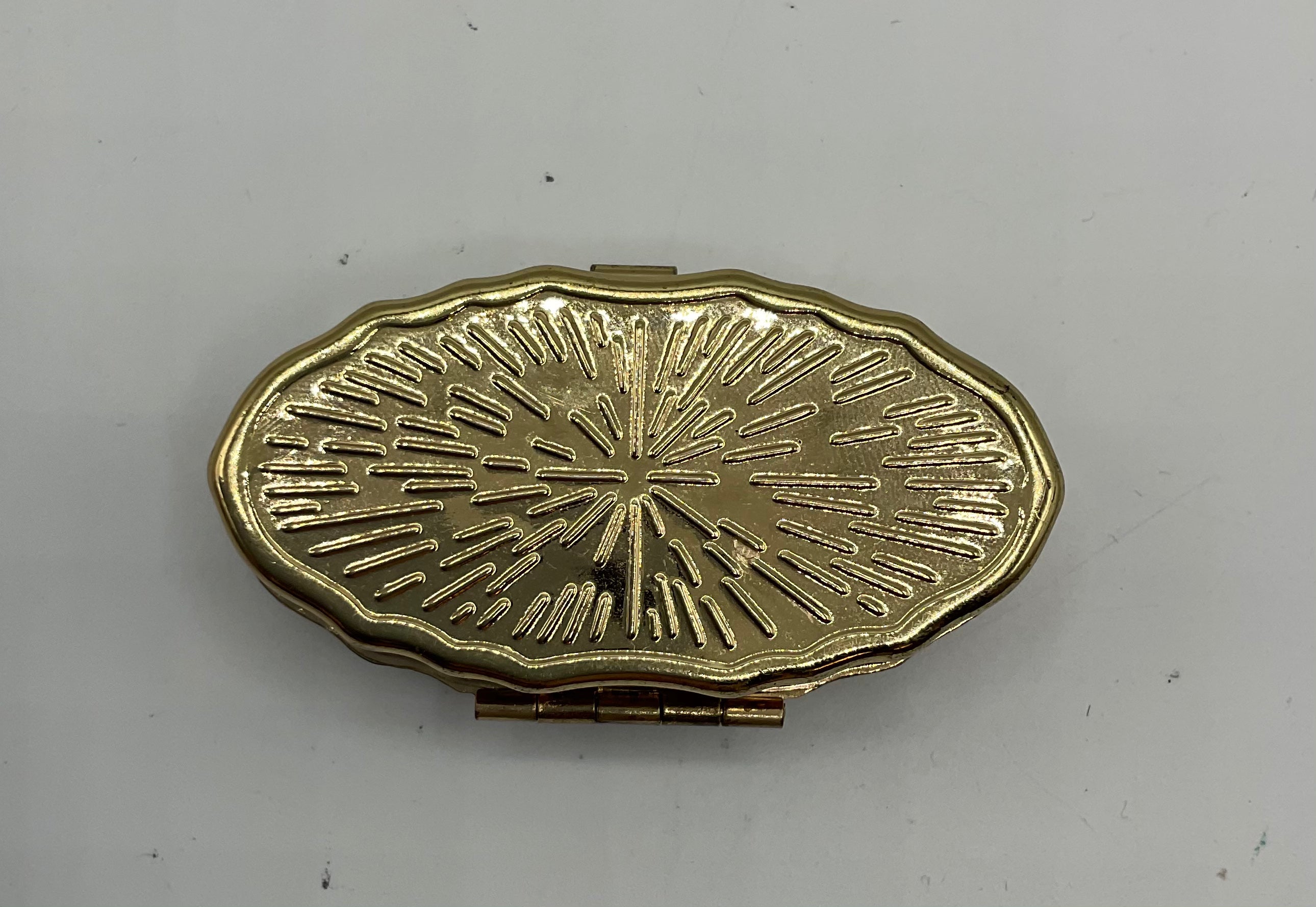 Pillendose, Goldfarbend mit zwei Fächern, und Spiegel, Pillen  Box