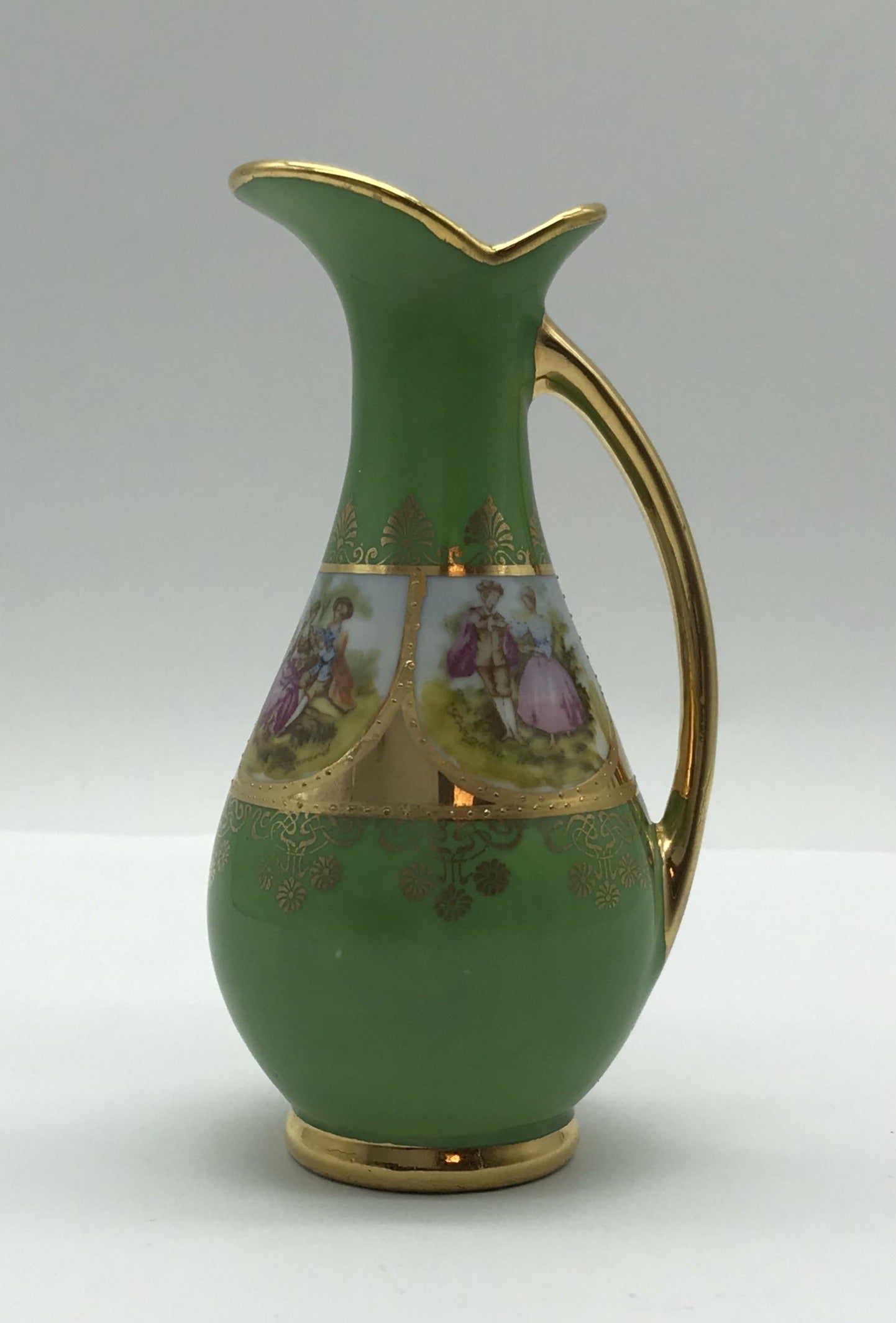 H W Karlsbader Wertarbeit Porzellan Vase, kleine Henkelvase grün mit Vergoldung