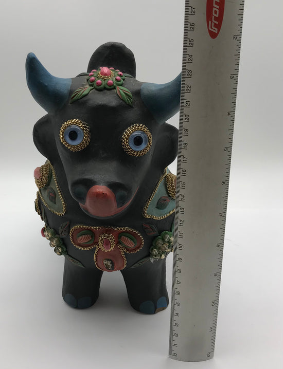 Stierfigur mit Steinen, Volkskunst, handbemalt