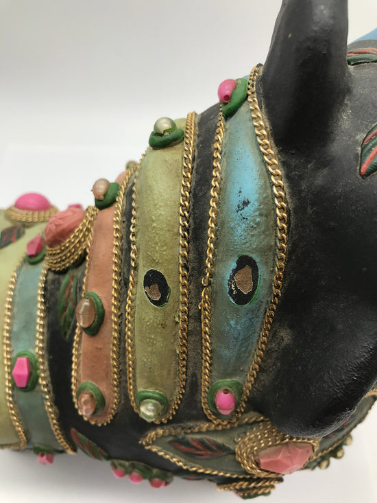 Stierfigur mit Steinen, Volkskunst, handbemalt