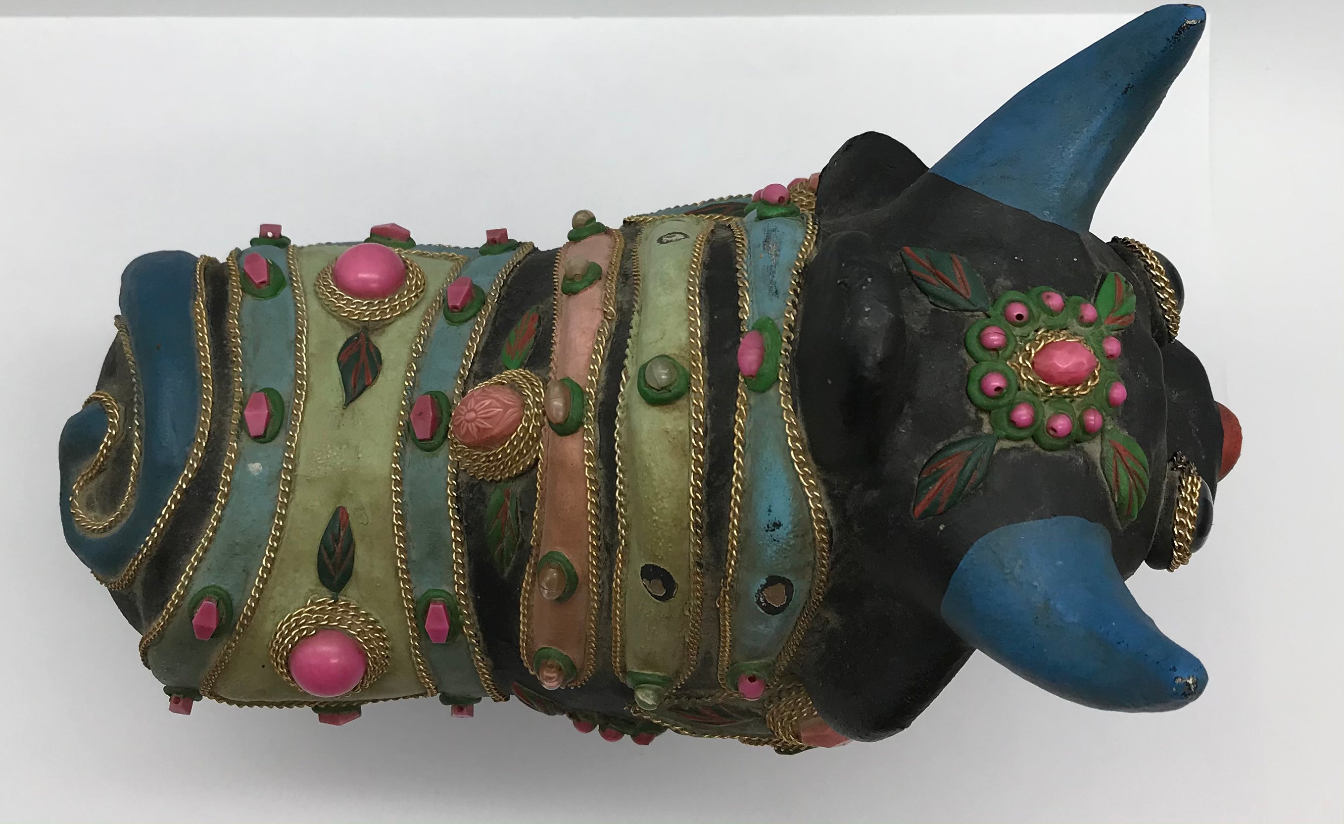 Stierfigur mit Steinen, Volkskunst, handbemalt