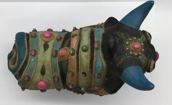 Stierfigur mit Steinen, Volkskunst, handbemalt