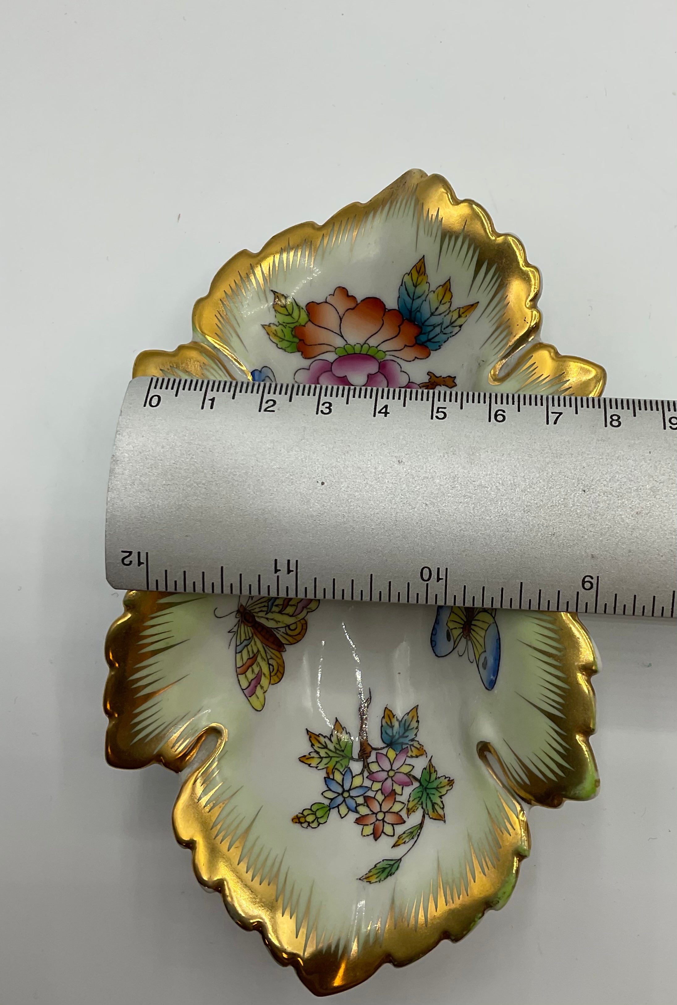 2 Stk. HEREND Hungary - Blattschale mit Blumen- und Schmetterlingsdekor