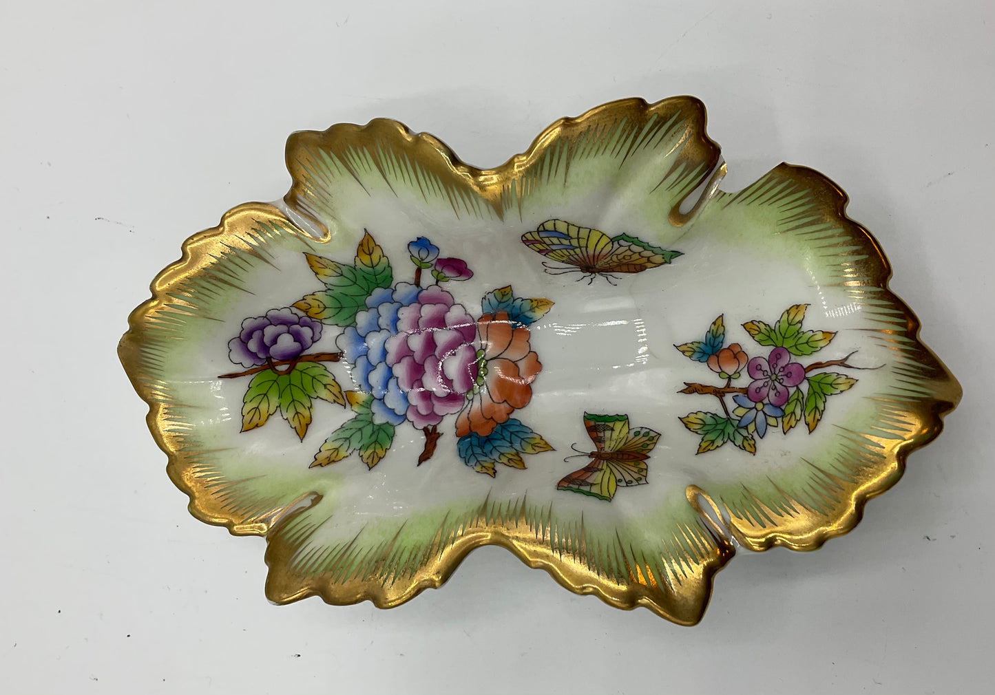 2 Stk. HEREND Hungary - Blattschale mit Blumen- und Schmetterlingsdekor