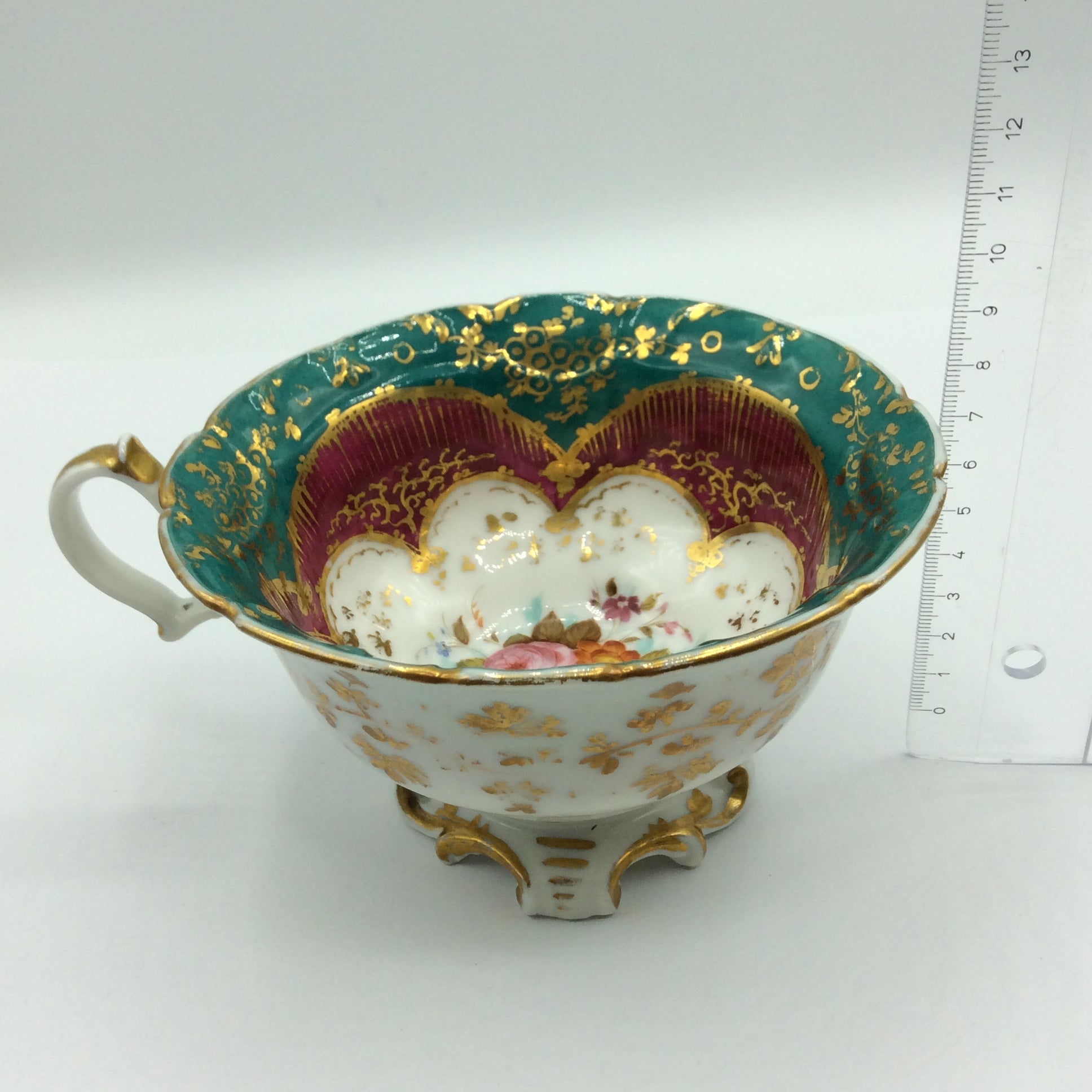 Große Sammeltasse mit Unterteller, Blumenmotiv