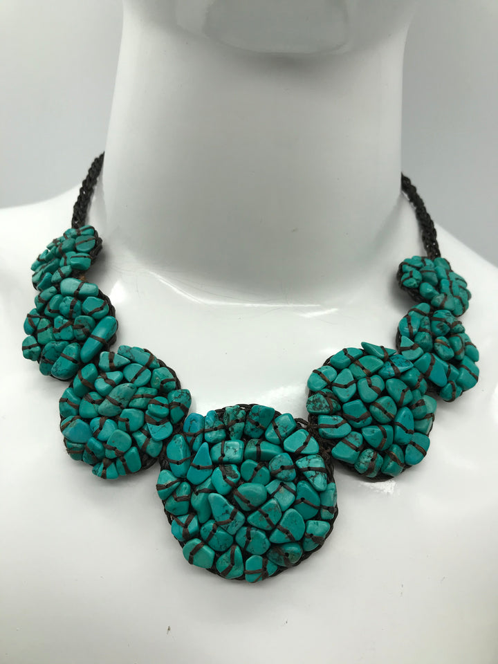 Kette aus Stoff mit Türkisen Steinchen