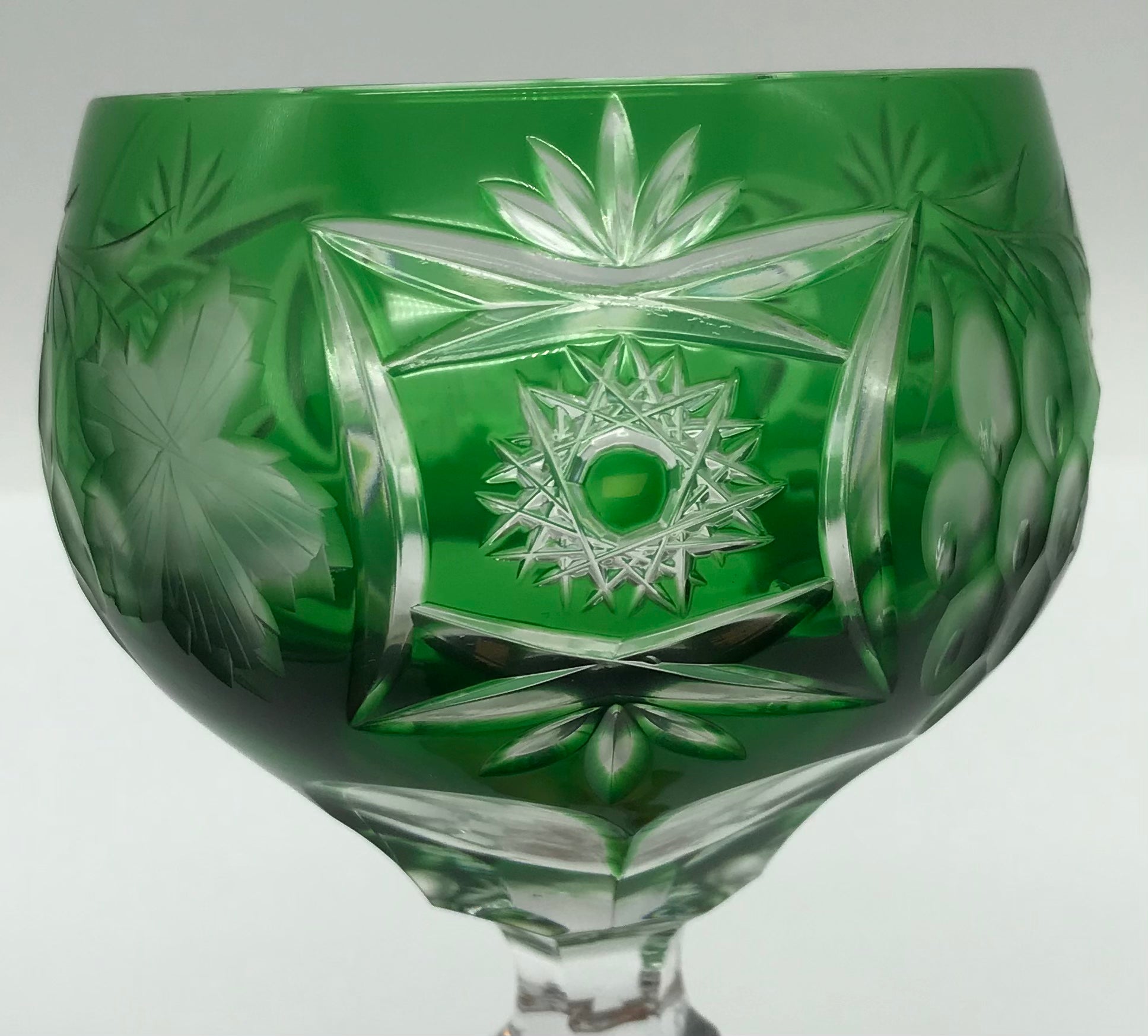 Kristall Weinglas Römer dunkelgrün handgeschliffen, Echt Bleikristall