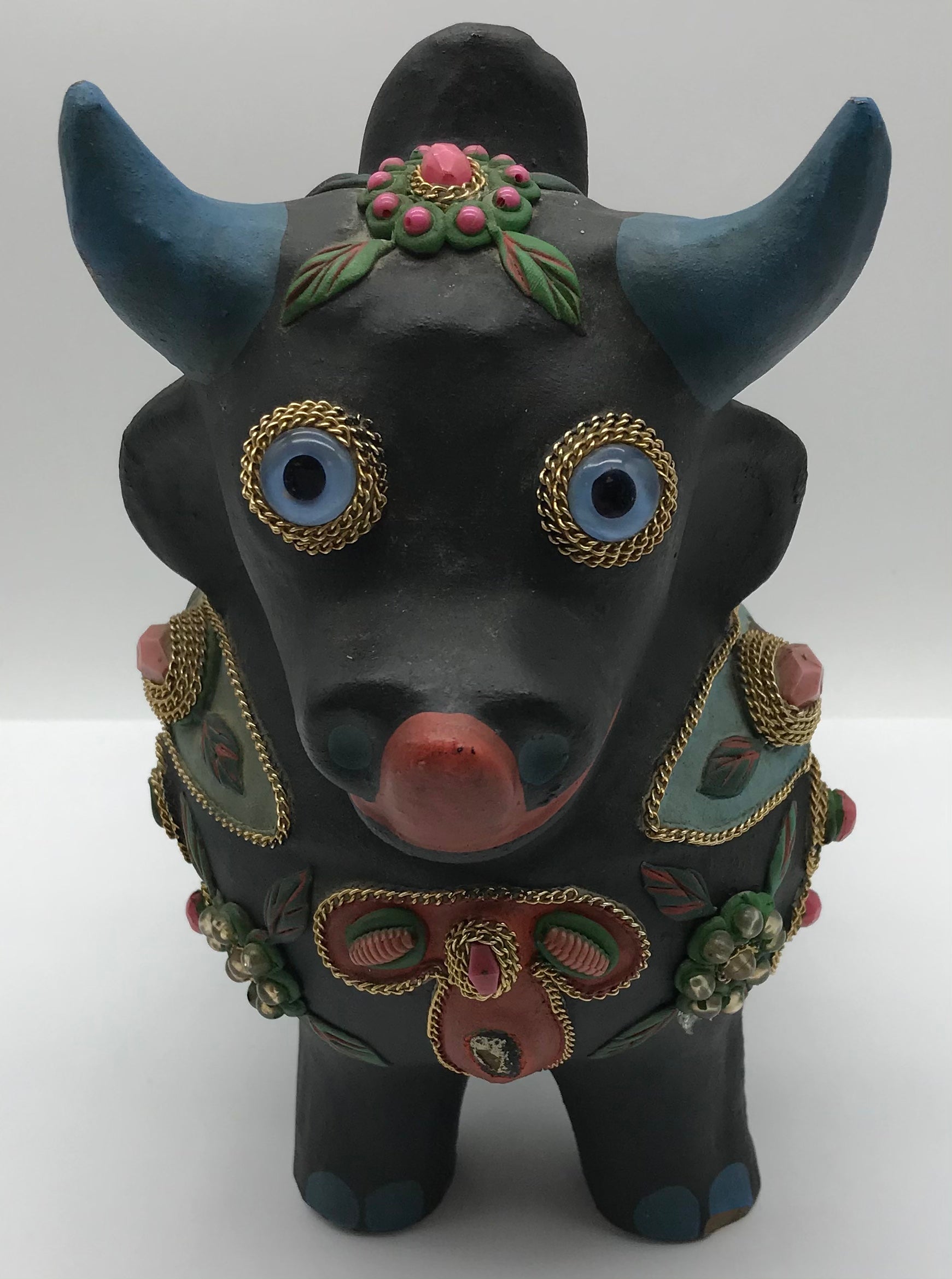 Stierfigur mit Steinen, Volkskunst, handbemalt