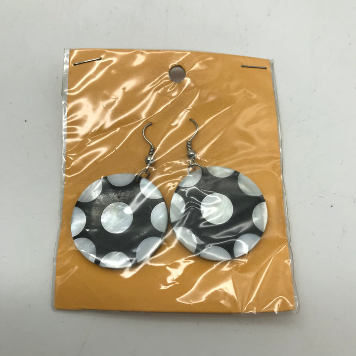 Ohrringe aus Holz, schwarz und perlmuttfarben,