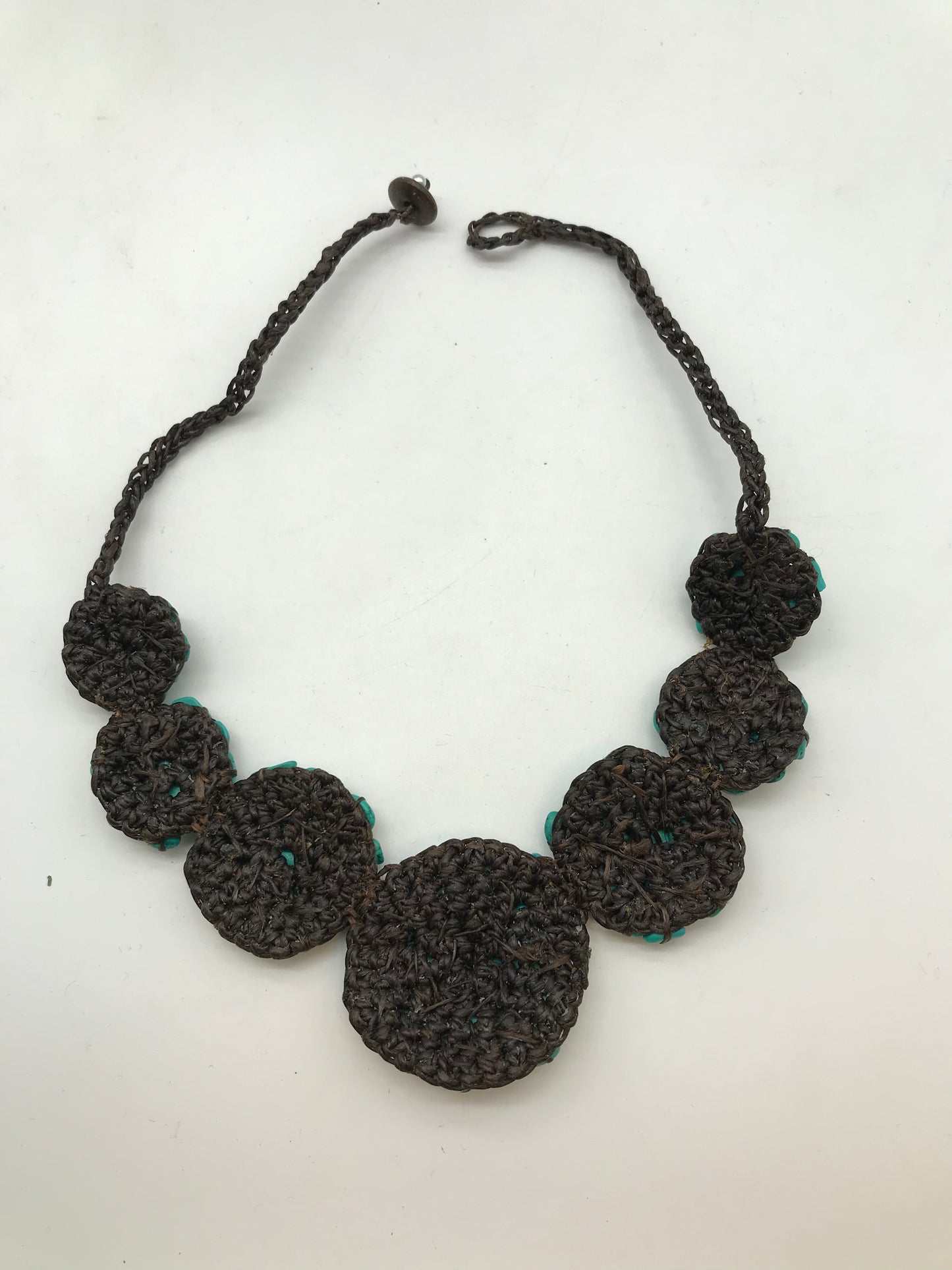 Kette aus Stoff mit Türkisen Steinchen