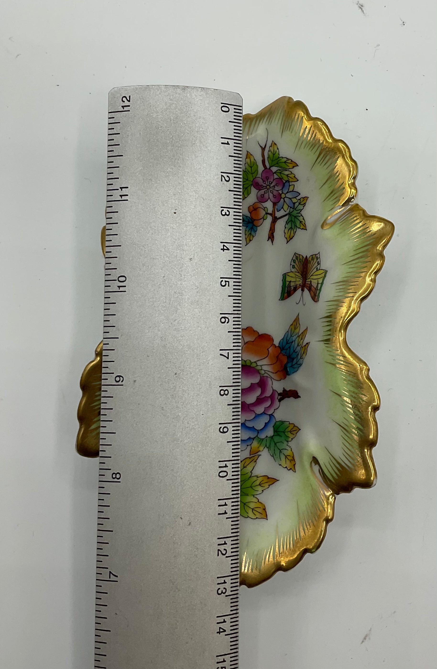 2 Stk. HEREND Hungary - Blattschale mit Blumen- und Schmetterlingsdekor