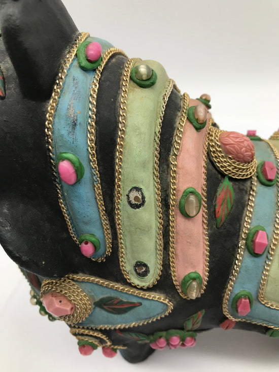 Stierfigur mit Steinen, Volkskunst, handbemalt