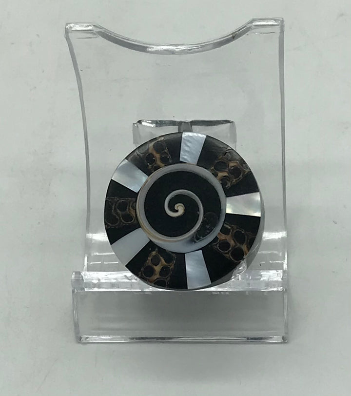 Ring aus Holz - Perlmuttfarben - Handarbeit- Muschelmotiv, Ringgröße: 18,5mm