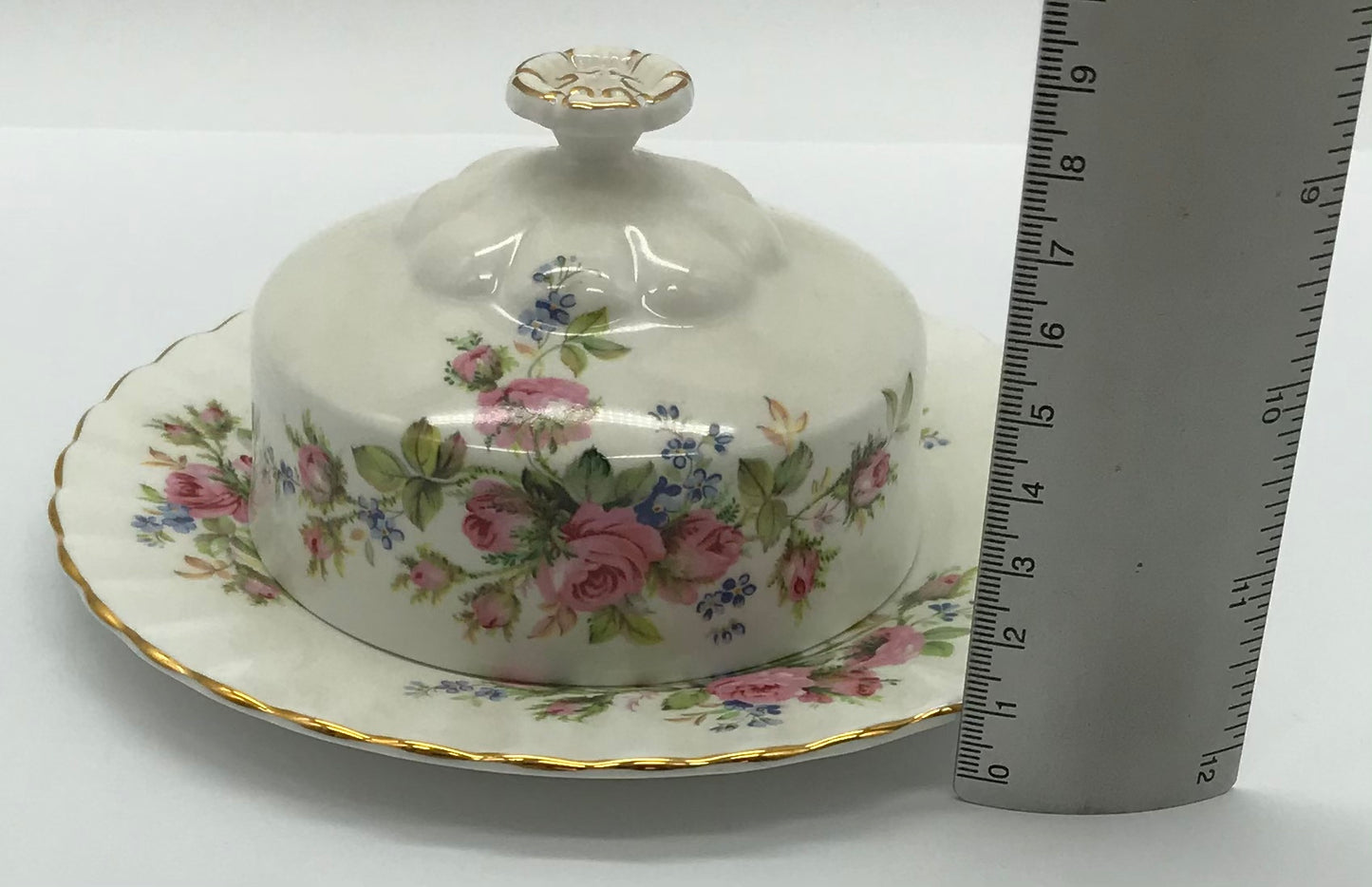 Royal Albert-Porzellan-Bone China-England-Moss Rose, Butterdose, Teller mit Haube