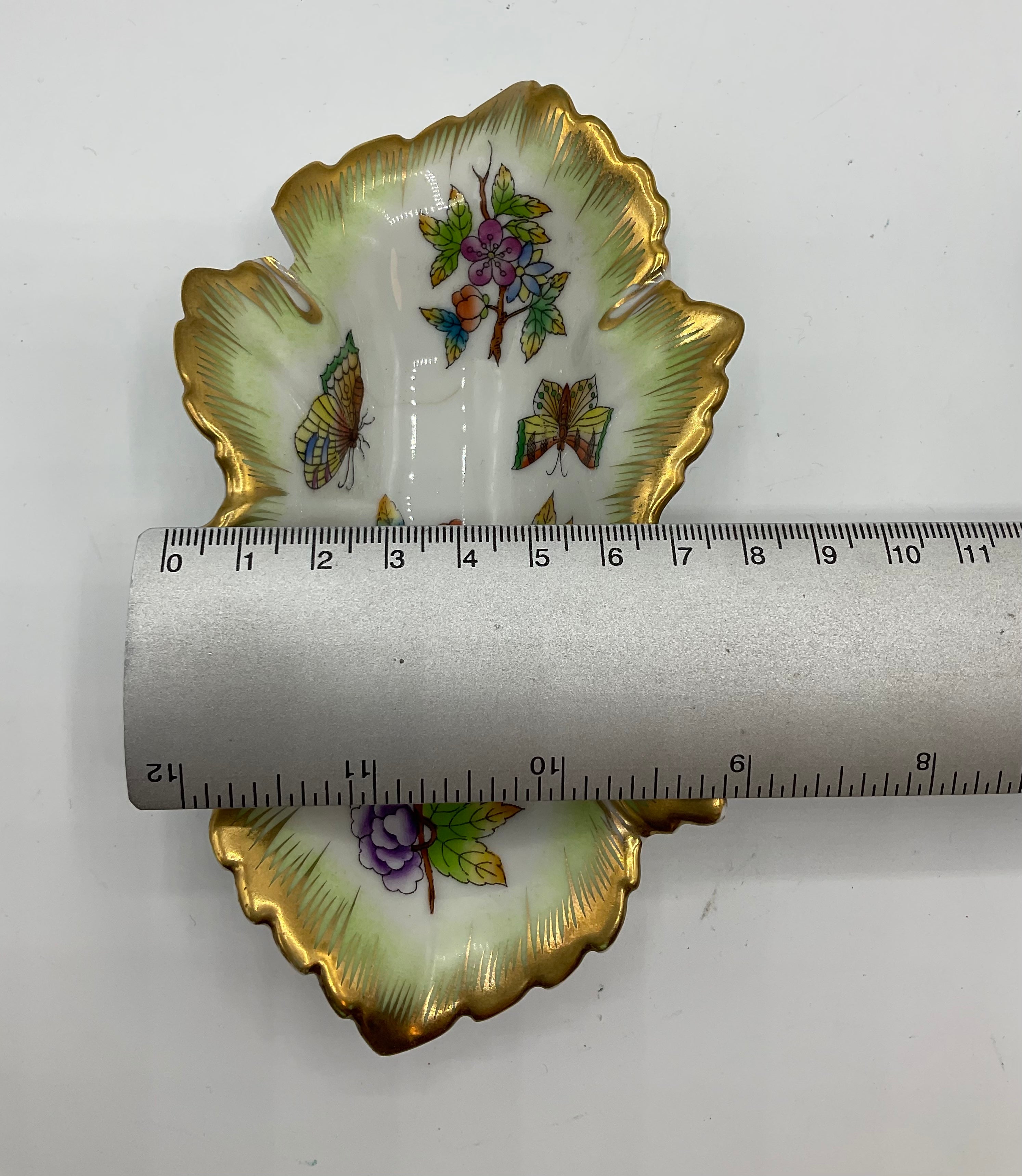 2 Stk. HEREND Hungary - Blattschale mit Blumen- und Schmetterlingsdekor