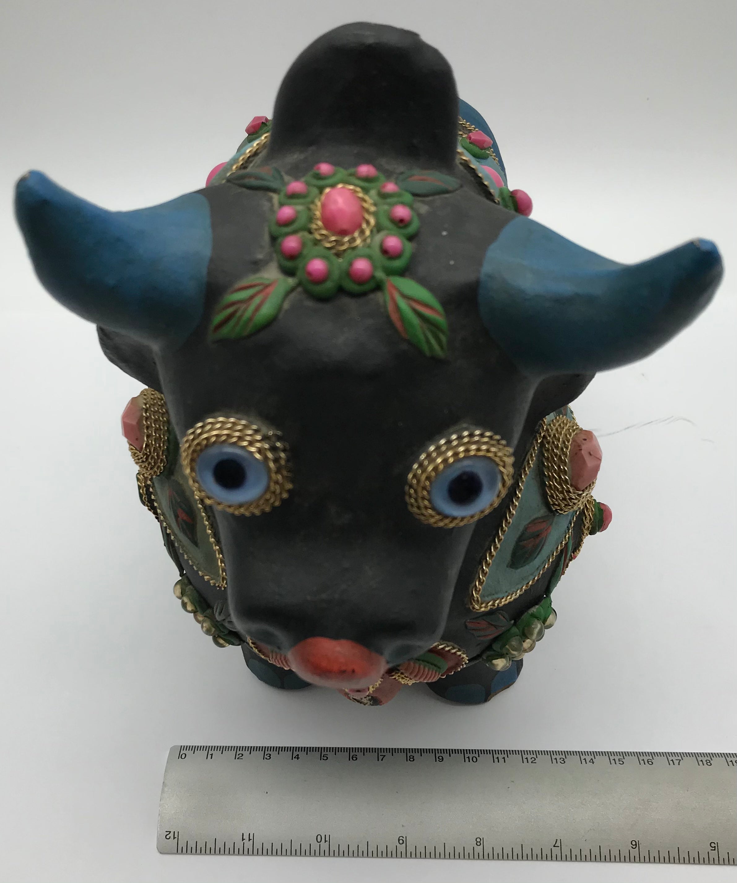 Stierfigur mit Steinen, Volkskunst, handbemalt