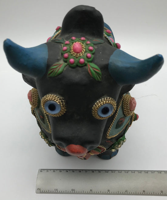 Stierfigur mit Steinen, Volkskunst, handbemalt