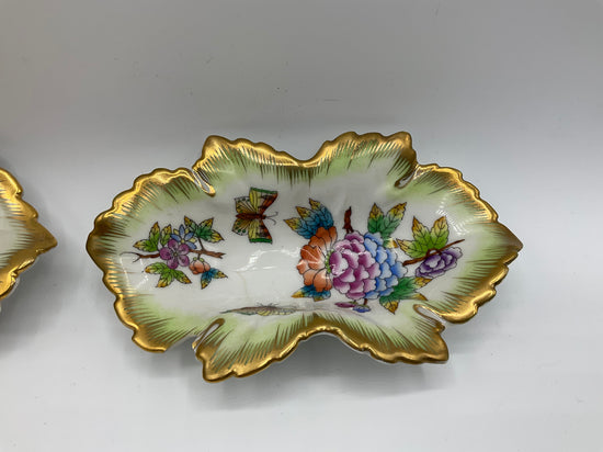 2 Stk. HEREND Hungary - Blattschale mit Blumen- und Schmetterlingsdekor