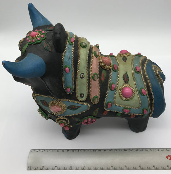 Stierfigur mit Steinen, Volkskunst, handbemalt